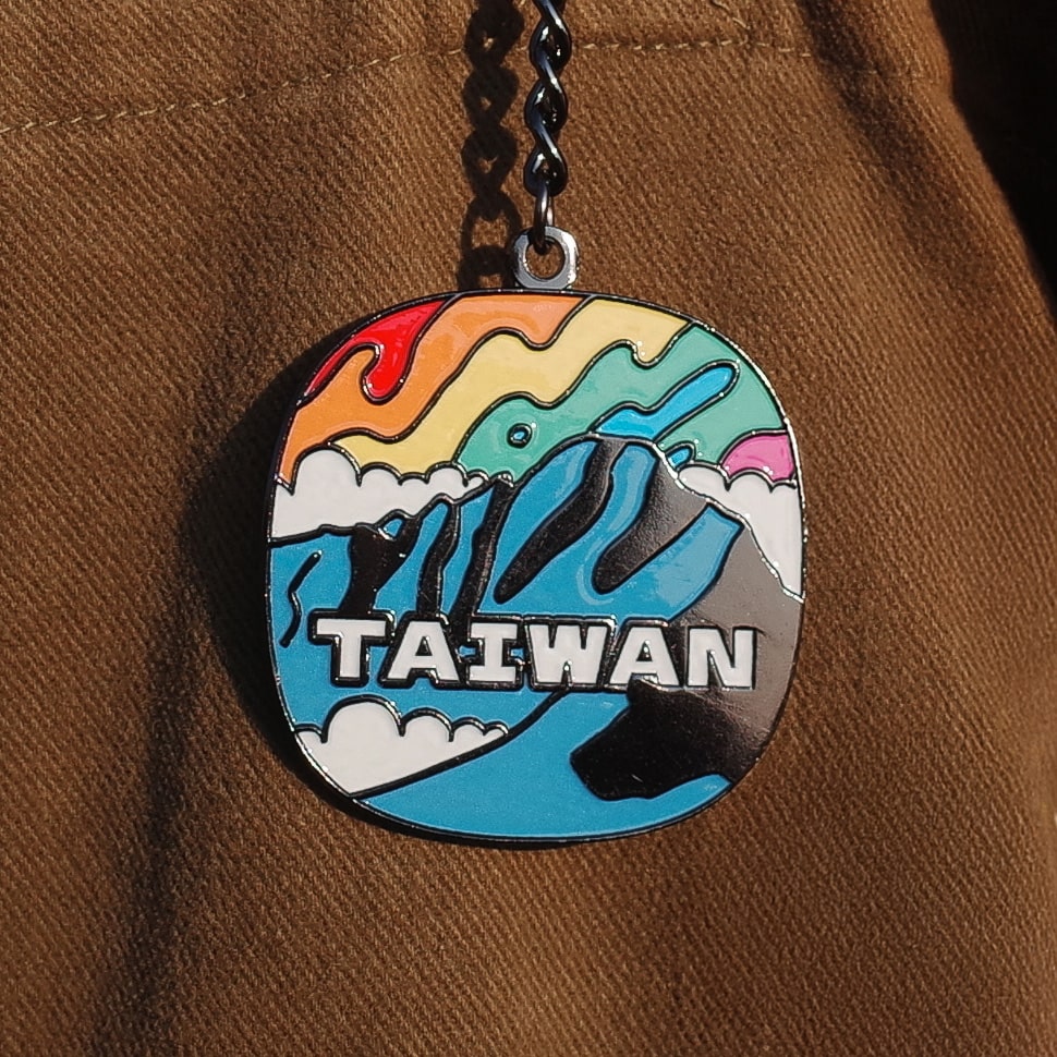 玉見彩虹｜性平教育日三週年紀念金屬烤漆吊飾