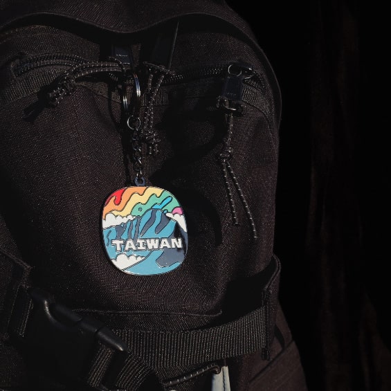 玉見彩虹｜性平教育日三週年紀念金屬烤漆吊飾：圖片 4