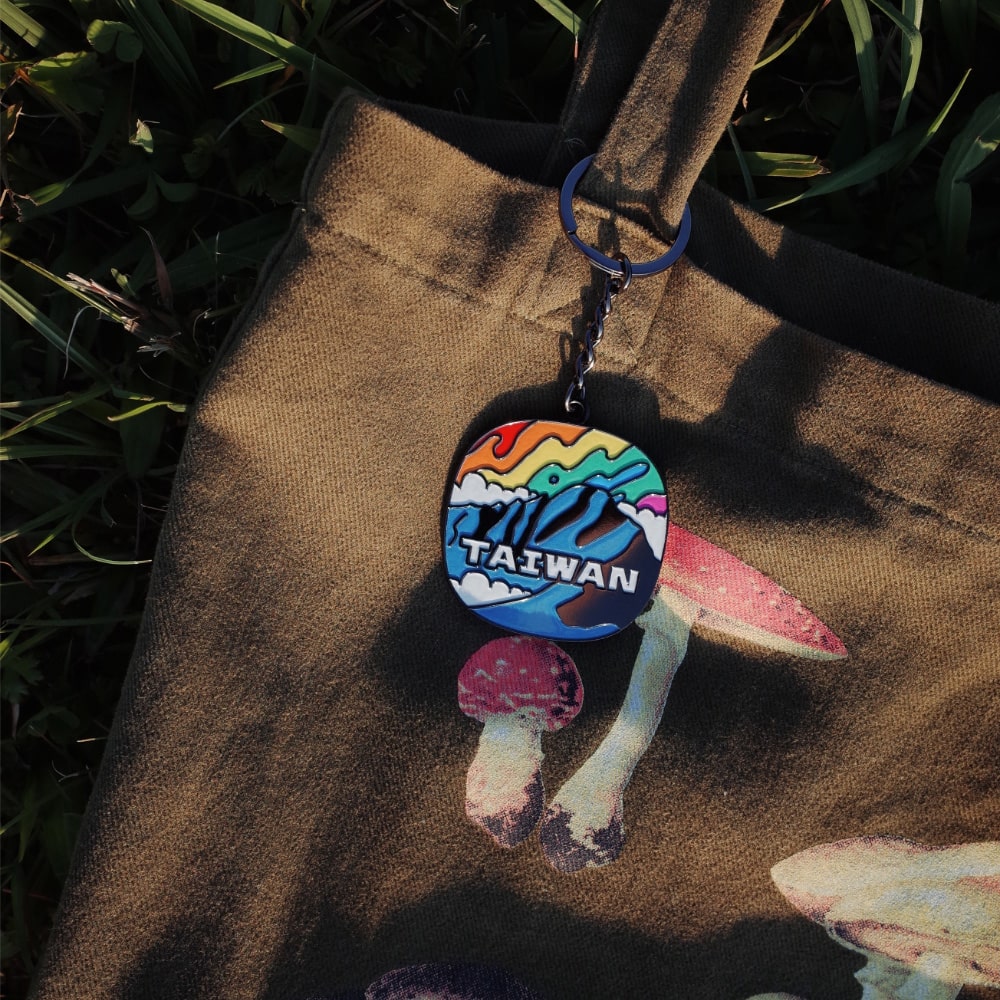 玉見彩虹｜性平教育日三週年紀念金屬烤漆吊飾：圖片 3