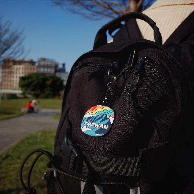 玉見彩虹｜性平教育日三週年紀念金屬烤漆吊飾：圖片 2