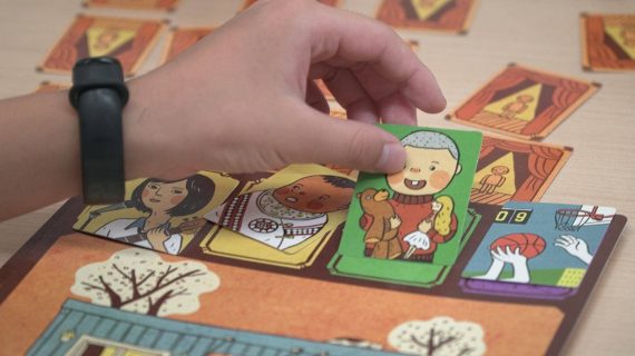 扮家家遊側拍-手拿男孩牌卡-min